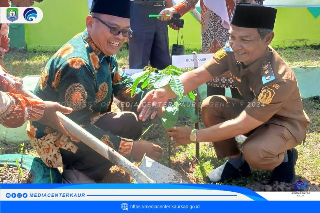 Kemenag Kaur Tanam Serentak Satu Juta Pohon Matoa dalam Peringatan Hari Bumi Ke-55 