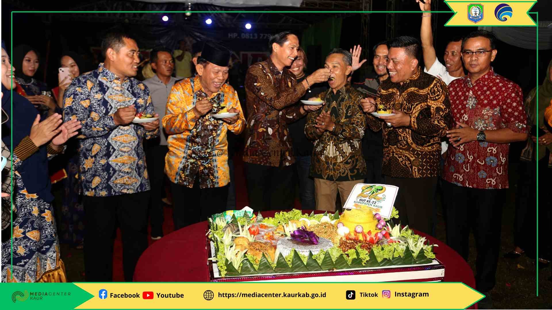 Rangkaian HUT ke-22 Kabupaten Kaur Ditutup Dengan Pemotongan Tumpeng 