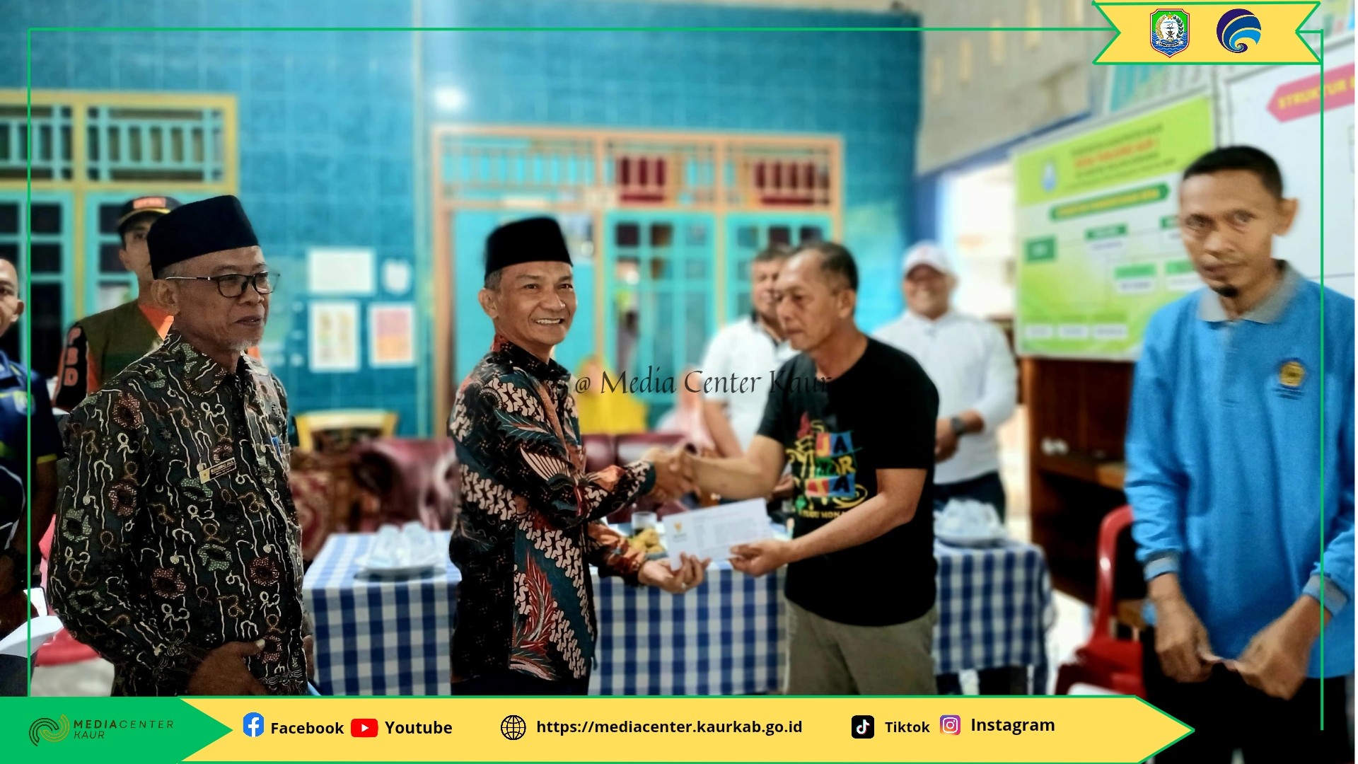 Wakil Bupati Kaur Serahkan Bantuan Korban Puting Beliung di Desa Tanjung Aur I