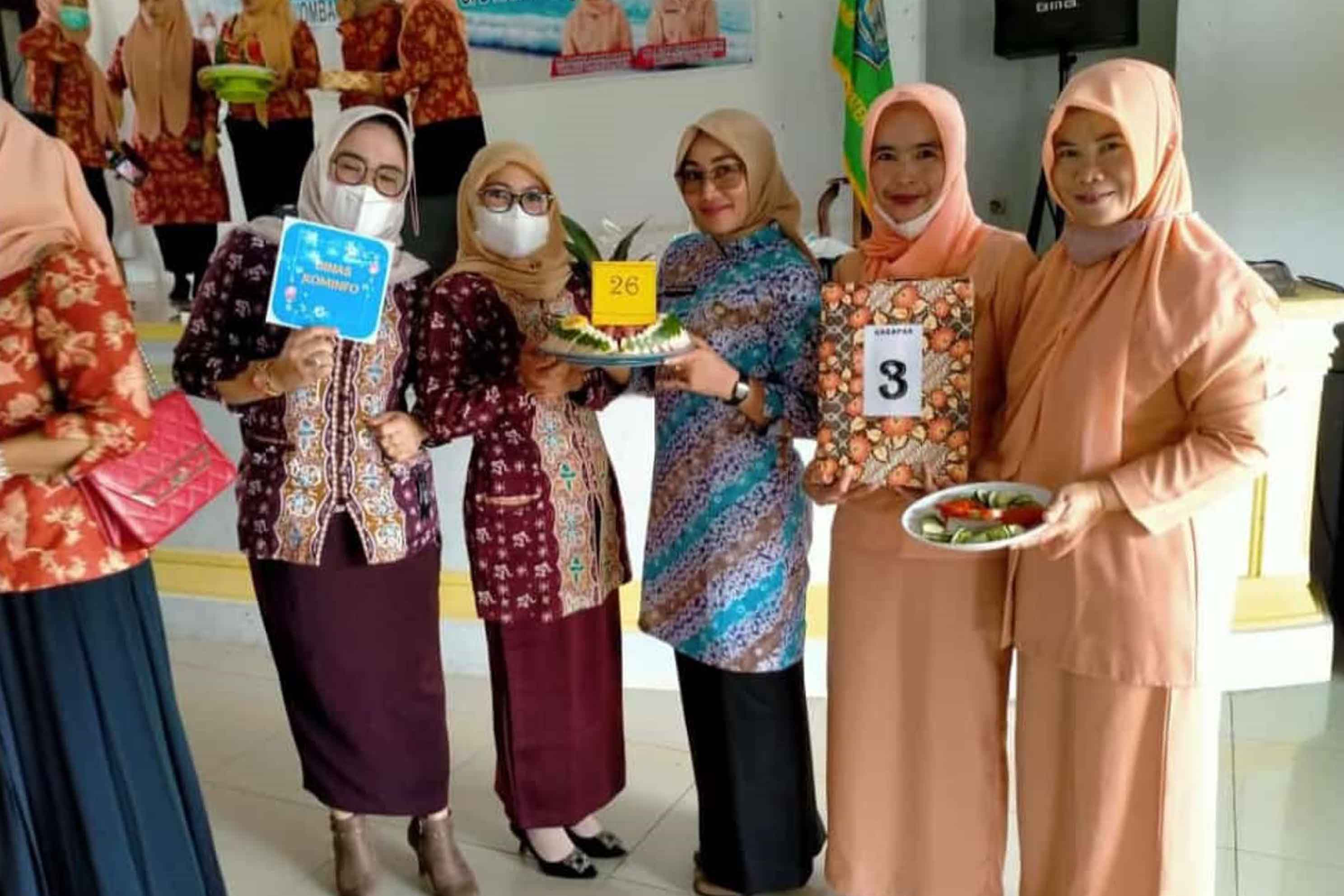 LOMBA GARNIS BUAH, DHARMA WANITA PERSATUAN KOMINFO RAIH JUARA HARAPAN III