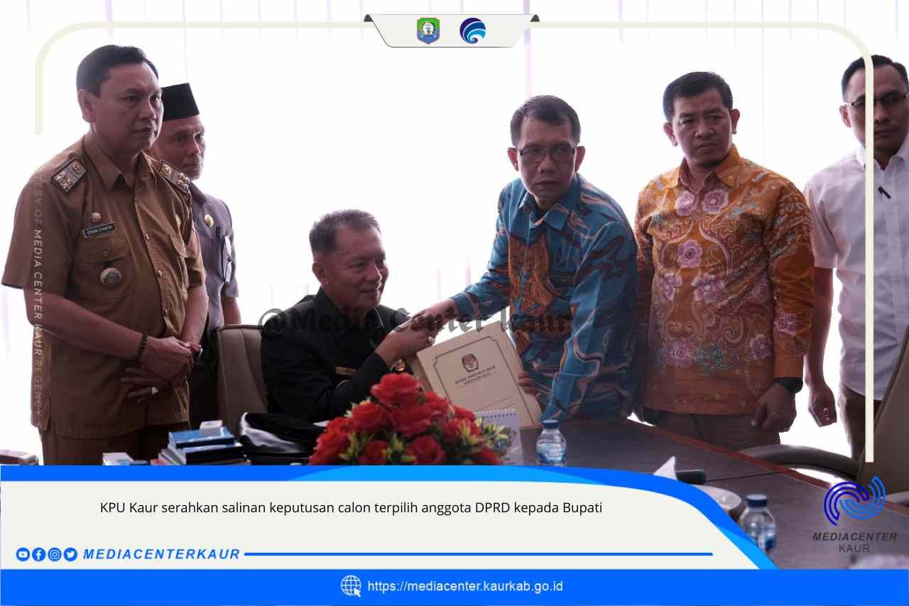 KPU Kaur Serahkan Salinan Keputusan Calon Terpilih Anggota DPRD Kepada Bupati