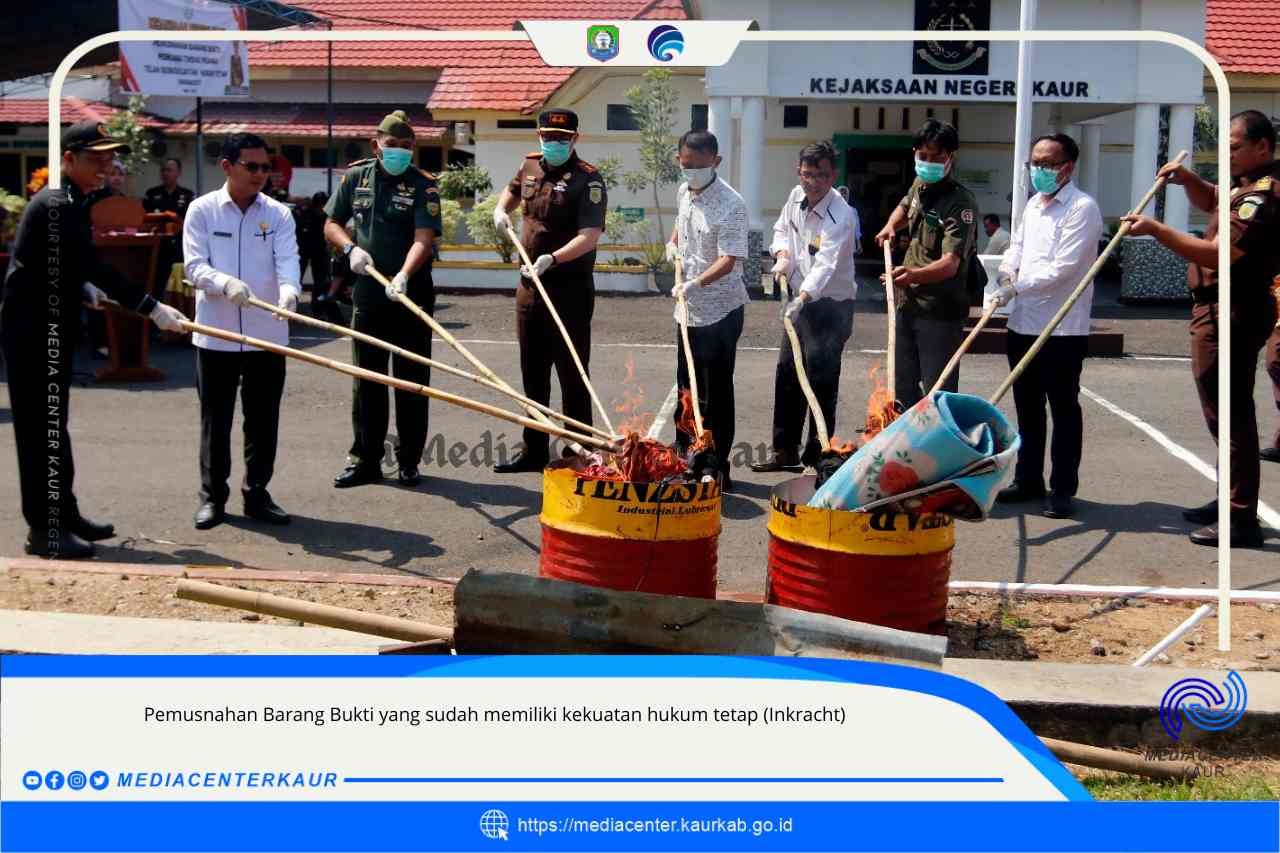 Disaksikan Bupati Lismidianto, Kejari Kaur Musnahkan BB 17 Perkara Kejahatan